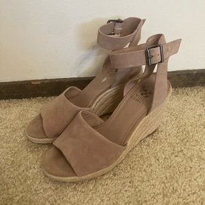 Vince Camuto Leera Wedge Sandal. Women’s size 7
